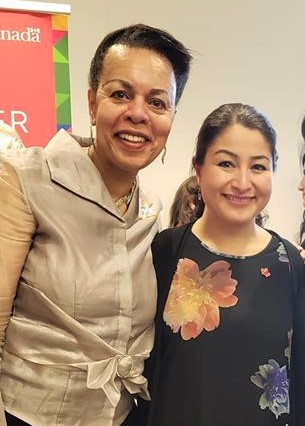 La v.-p. Norma Domey au côté de l’honorable Maryam Monsef, la ministre du Développement international et ministre des Femmes et de l'Égalité des genres.