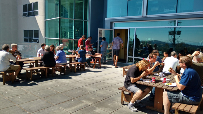 Barbecue en pleine éclipse solaire au CNRC Herzberg, Astronomie et astrophysique (HAA) de Victoria, le 21 août 2017.