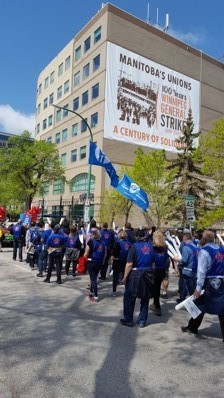 Membres de l’IPFPC devant l’immeuble Centre Syndicat de la Fédération du travail du Manitoba.