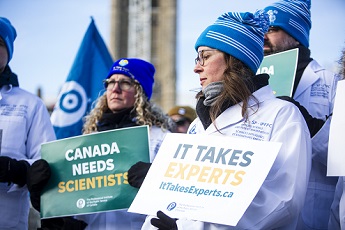 PIPSC federal scientists and researchers braced the cold on Friday Jan 16, 2026 to demonstrate on Parliament Hill against cuts to federal science and the broader public service. The rally was organized by the PIPSC Applied Science and Patent Examination Group (SP).