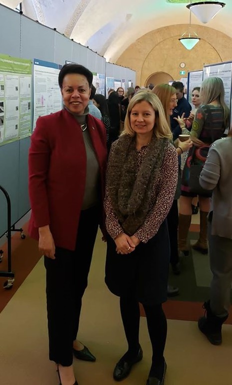 La vice-présidente Norma Domey accompagnée d'une autre femme présente à l'événement