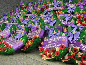 couronnes au Monument commémoratif de guerre