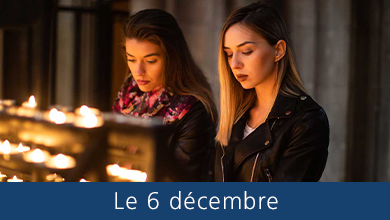 Deux femmes debout devant une étagère de bougies votives
